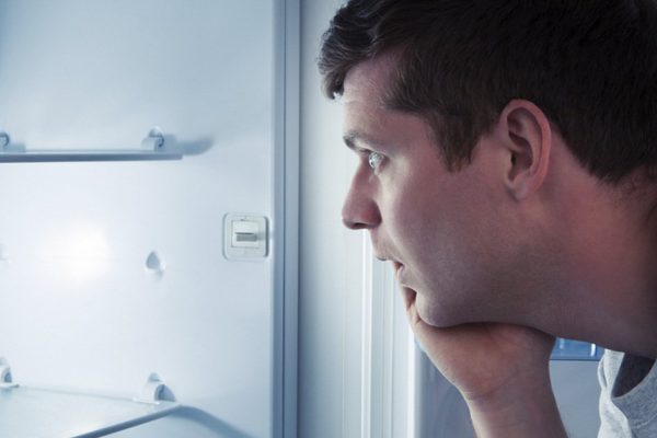 Сын позвонил маме и попросил срочно приехать, в холодильнике нет еды, а вся одежда грязная