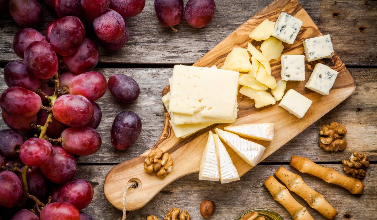 сыр и виноград на шпажках