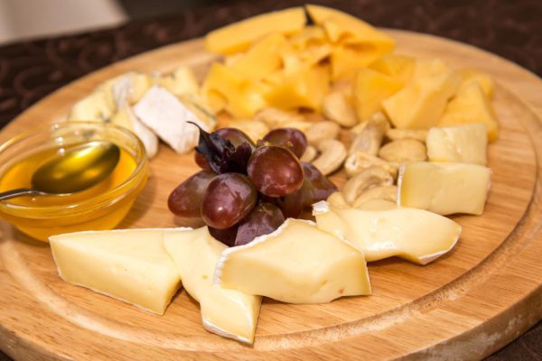 Как правильно составить сырную тарелку