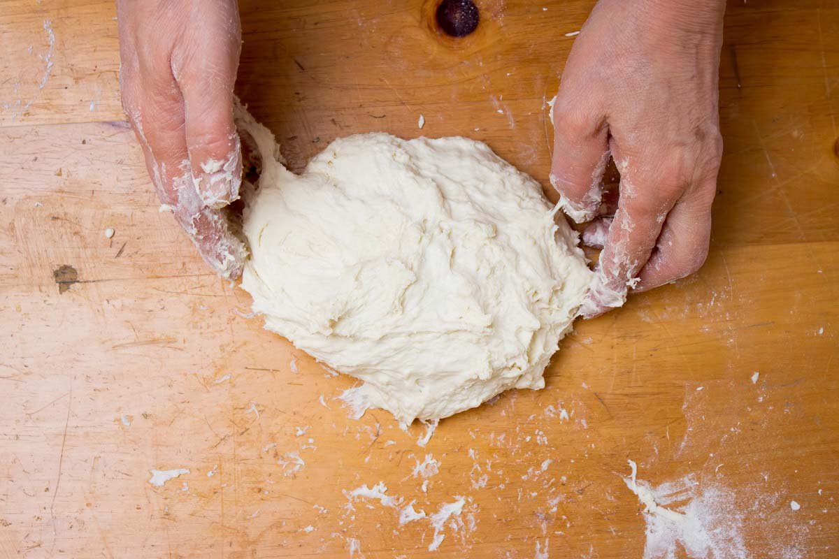 К чему снится месить тесто руками. Замешиваю тесто на кефире. Пирожок сырое тесто. Съедобное сырое тесто. Крошить сыр на тесто.