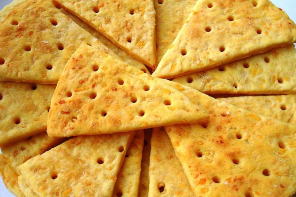 Невесомая закуска с ярко выраженным сырным вкусом. От таких крекеров не оторваться!