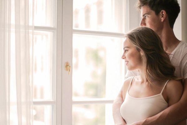 Жена заметила, что муж сильно изменился, ему звонят посреди ночи, выглядит рассеянным, но в день его рождения оторопела