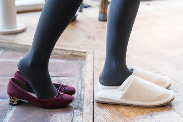 Стоит ли снимать обувь в гостях и надевать предложенные хозяевами тапочки