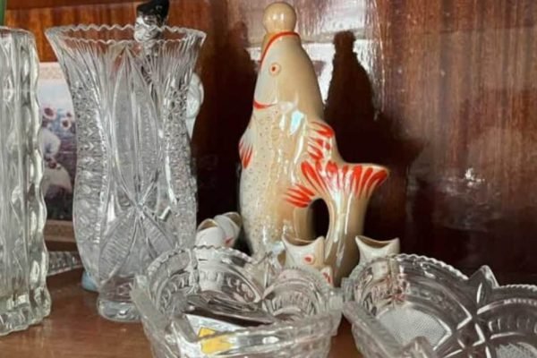 Как-то мы пришли в гости к свекрови, а она стала разбирать хлам в шкафу, достала оттуда старые тарелки и вручила мне