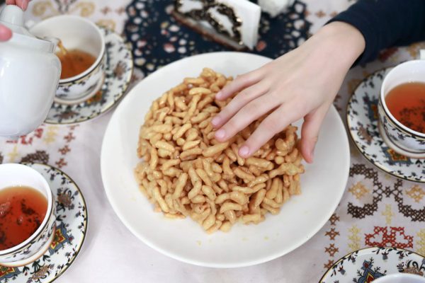 Раньше ездили за чак-чаком в татарскую кулинарию, но она закрылась, ловко готовлю дома медовое лакомство