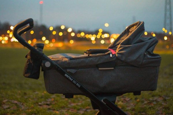 В старой коляске была спрятана записка, когда молодая мать прочла послание, у нее пропал дар речи