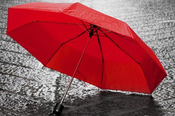 Бедняжка получила в наследство лишь старый зонт, открыла его, и тут что-то шмякнулось ей на голову