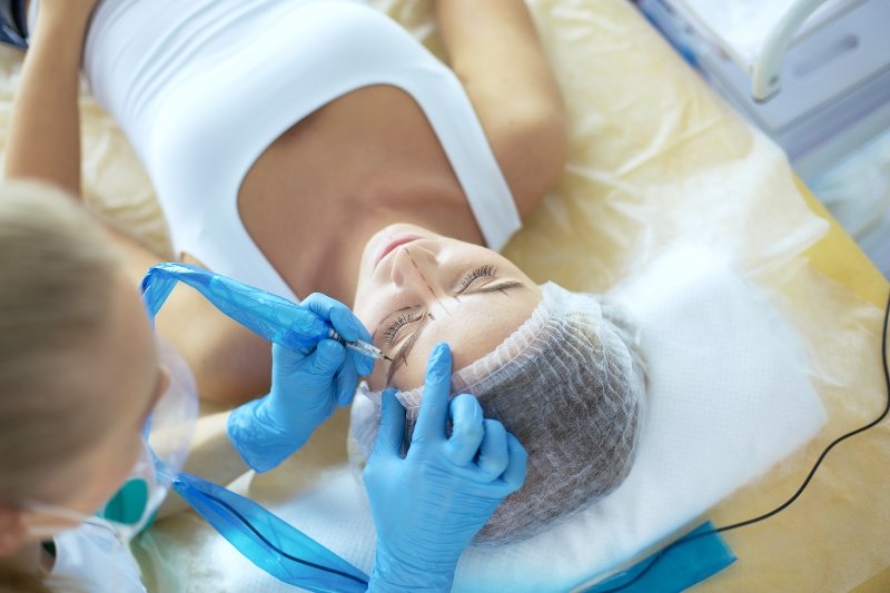 техника нанесения перманентного макияжа