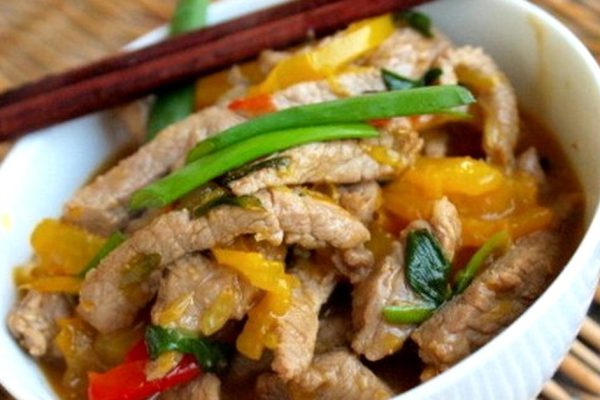 Сочная телятина с апельсинами и перцем: легкий способ порадовать своих гостей.