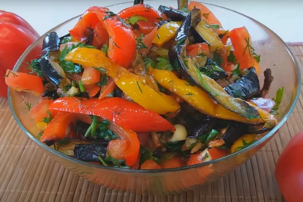 Теплый салат с баклажанами: импровизация на корейский лад