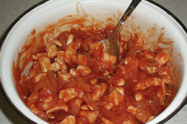 Трясусь, как первоклассница, приготовила шашлычный салат и несу гостям на пробу