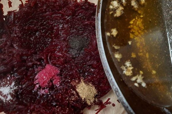 Супермодель на пенсии без устали натирает свеклу, чтобы оставаться привлекательной даже в 60 лет