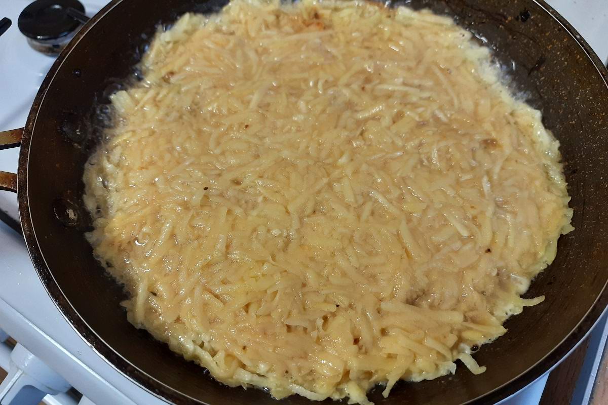 Зачем я натираю сырой картофель на терке и выкладываю на сковороду тонким слоем Кулинария,Запеканка,Картофель,Колбаса,Сыр,Яйца