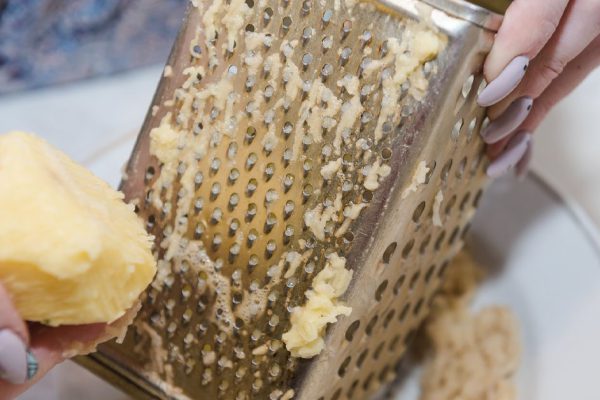 Зачем я натираю сырой картофель на терке и выкладываю на сковороду тонким слоем