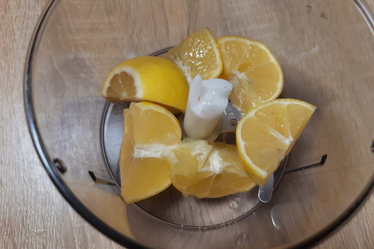 Мою лимоны в кипятке, чтобы сделать лимонную намазку по маминому рецепту, зимой без нее не обойтись лимон, масла, масло, лимона, чтобы, лимоны, намного, сахаром, Поэтому, блендера, сахар, намазку, можно, цитрусовым, натереть, терке, ароматом, будет, больше, вкуснее