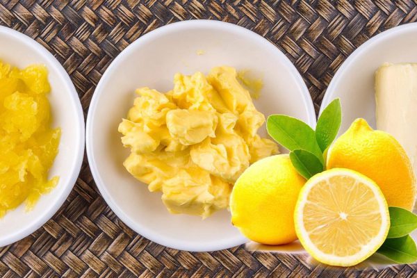 Мою лимоны в кипятке, чтобы сделать лимонную намазку по маминому рецепту, зимой без нее не обойтись