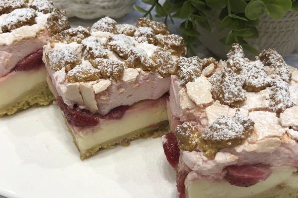 В летнюю пору пеку воздушный пирог из песочного теста, легкость покоряет с первого кусочка