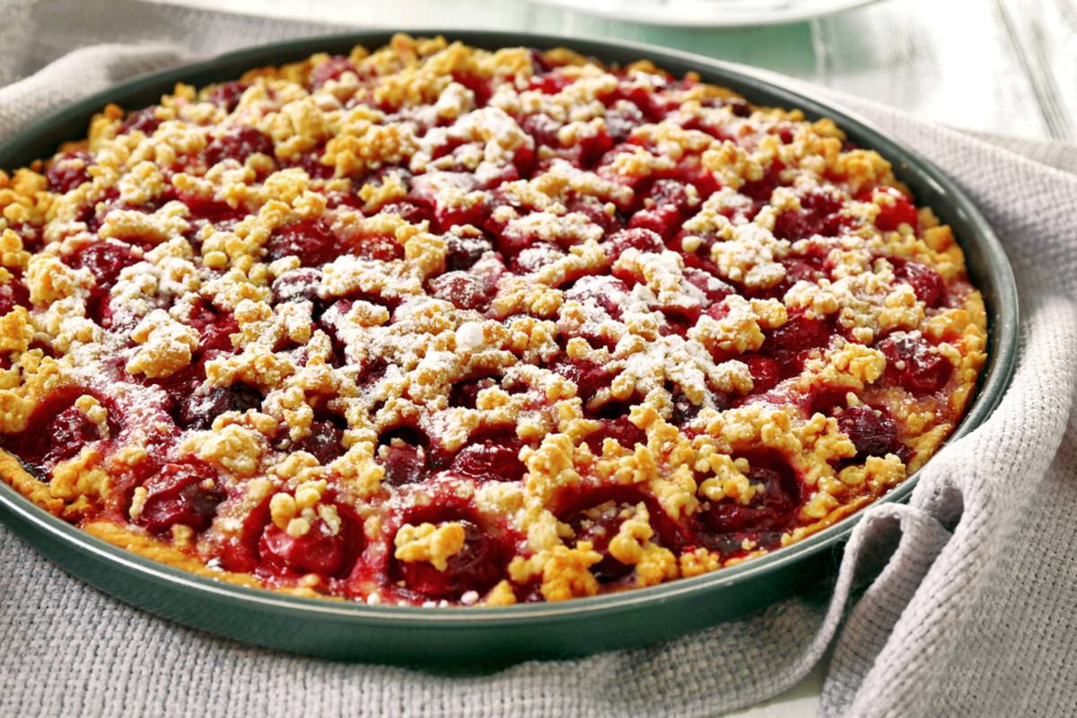 тертый пирог с черной смородиной