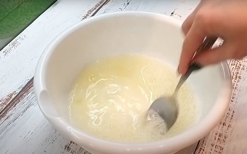 Рецепт теста для пельменей миксером. Тесто с уксусом. Пельменное тесто на газированной воде. Тесто на горячей воде для пельменей. Тесто для пельменей без яиц на воде.
