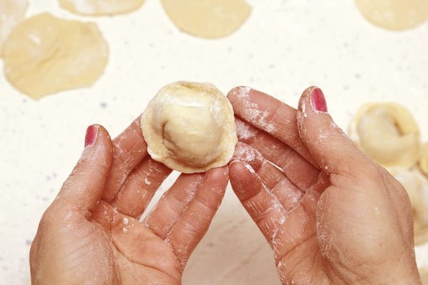 Рецепт эластичного теста для пельменей с уксусом и яйцом