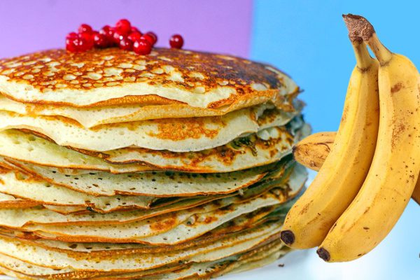 Разминаю вилкой банан и добавляю в тесто для блинов, залог бархатных и румяных блинчиков