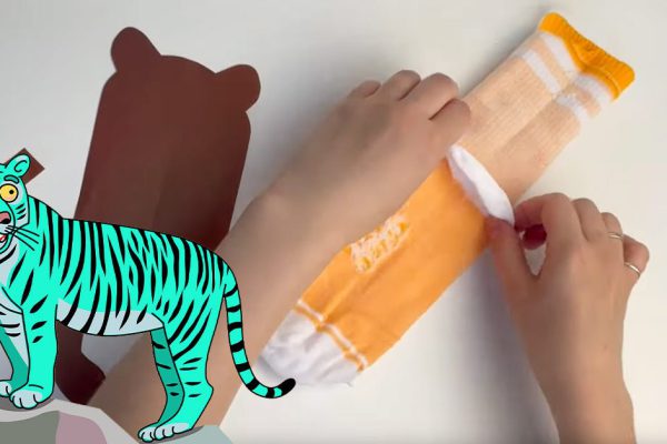 Чтобы не тратиться на новогодние подарки, свекровь придумала эксклюзивную красоту из старого носка