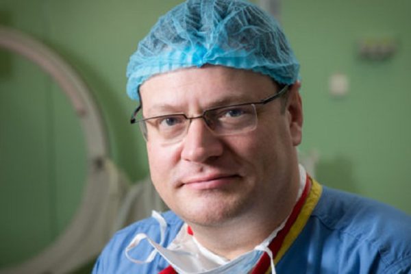 Врач, пришивший девушке руки, рассказал историю, которая происходила уже в операционной.