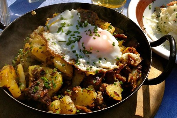 Традиционное жаркое по-тирольски в домашнем исполнении: истинно мужское блюдо.