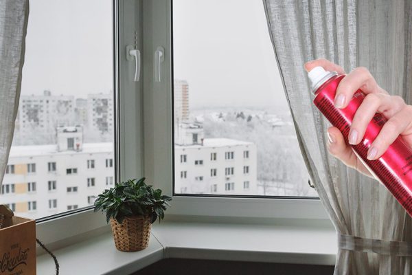 Накричала на мужа, что брызгал лаком для волос на только что постиранный тюль, но после извинилась