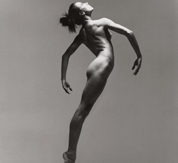 обнаженная девушка