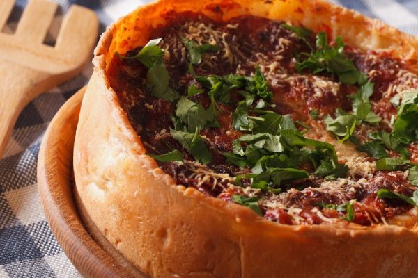 Американская пицца по-чикагски и почему она такая толстая