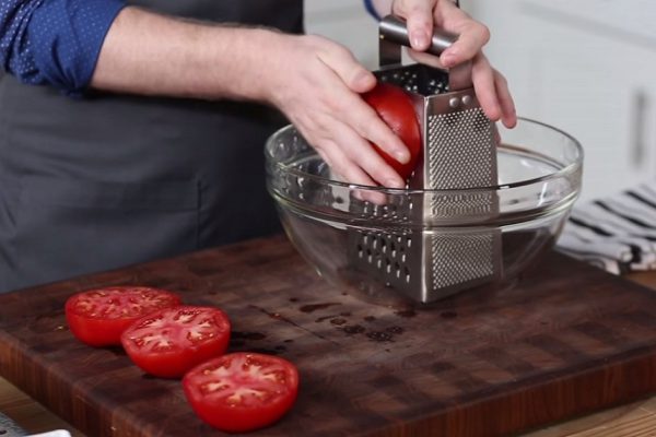 Он натер помидоры на терке. Когда я увидел результат, мне захотелось сделать так же!