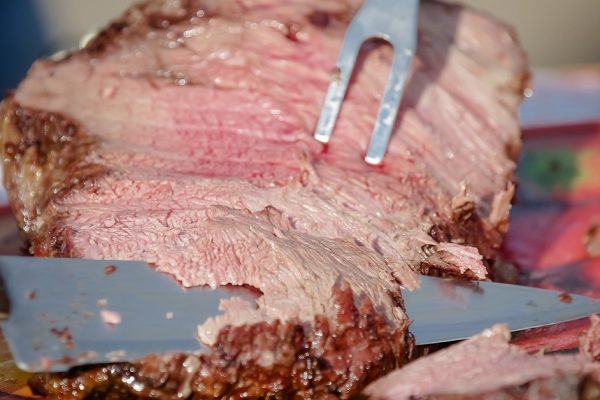 Томленое мясо вывариваю в луковой шелухе, на вид получается будто копченое