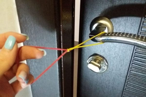 Заходя домой после изнурительного шопинга, цепляю резинку на ручку двери, оцени трюк