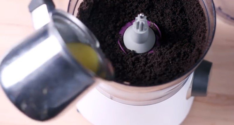 торт из шоколада и клубники