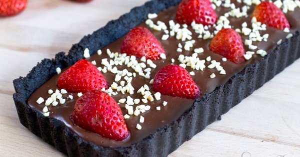 Настоящее искушение шоколадом и клубникой! Приготовление этого торта займет всего 15 минут.