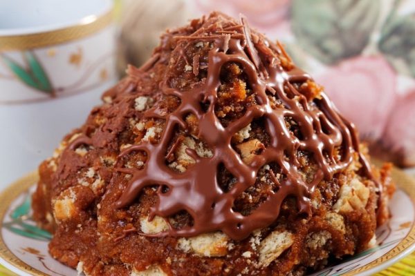 Инструкция по приготовлению быстрого торта без выпечки из печенья и сгущенки