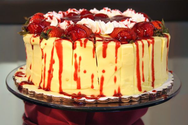 Как приготовить клубничный бисквитный торт