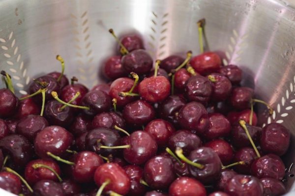 Рецепт торта с вишнями без выпечки «Фальшивая монастырская изба»