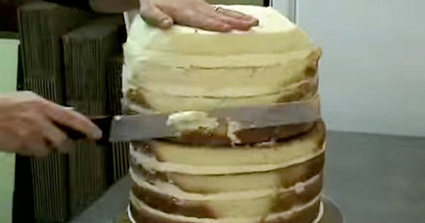 Я был в замешательстве, когда она начала резать коржи. Но потом я пришел в бешеный восторг!