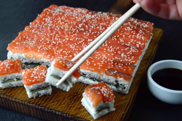 Изощряюсь ко дню рождения супруга, готовлю торт «Суши на скорую руку»