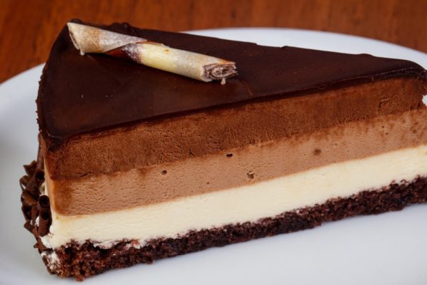 Гости шумно советовали мне открыть кондитерскую, пробуя торт «Три шоколада»