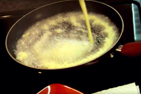 Она вылила жидкость в кипящее масло. В результате получился десерт, перед которым не устоять!