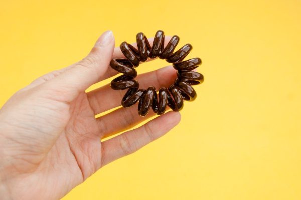 От резинки-пружинки волосы ломаются и секутся, но модницы упрямо раскупают товар