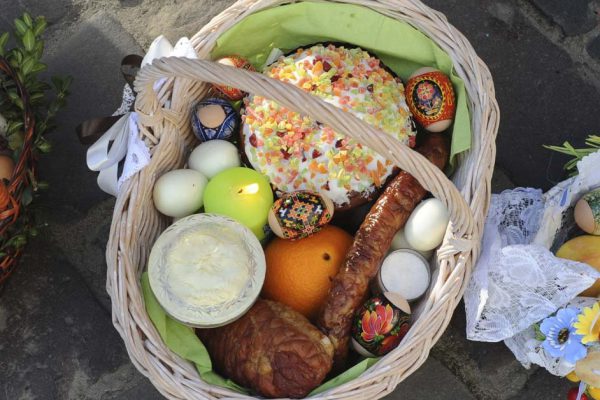 Что нужно положить в пасхальную корзинку, а что освящать категорически нельзя