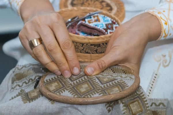 Православная церковь призывает верующих отрекаться от суеверий, вышивать на праздники позволено