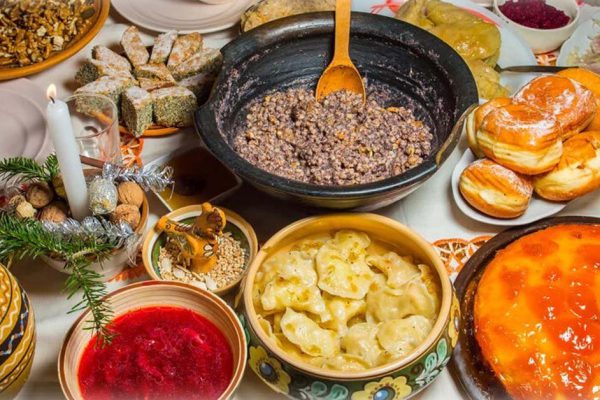 Для чего ставить 12 блюд на стол вечером перед Рождеством