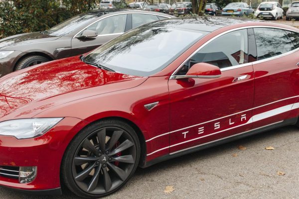 Зачем неимущий товарищ взял иномарку в кредит, ведь машина по стоимости равна квартире