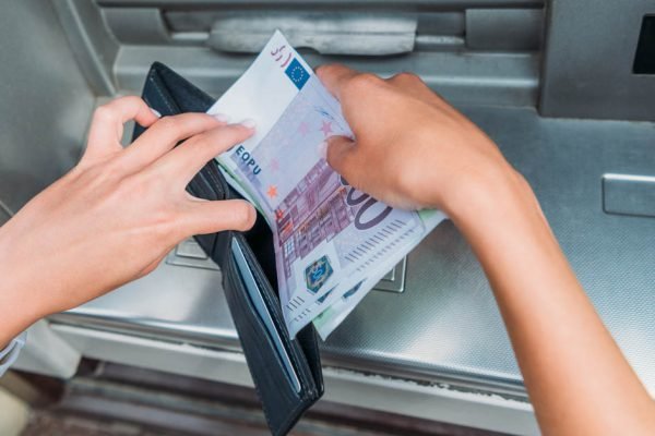 Дочка приехала домой, но, вместо того чтобы помочь нам, истратила все заработанные деньги на ерунду