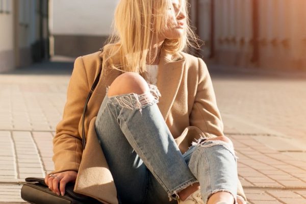 Почему больше не стоит носить рваные джинсы